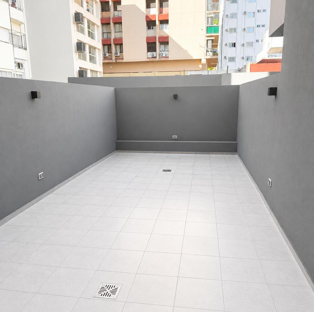 DEPARTAMENTO A ESTRENAR SOBRE AV. CORRIENTES – CON PATIO GIGANTE TIPO CASA