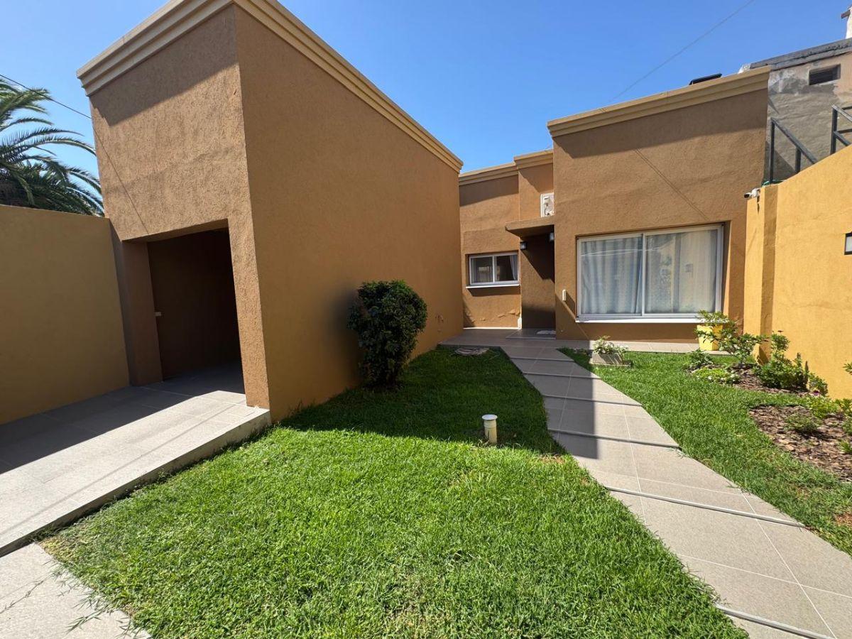 Venta casa con 3 dormitorios, quincho y pileta en Bario Vicente López, Pilar