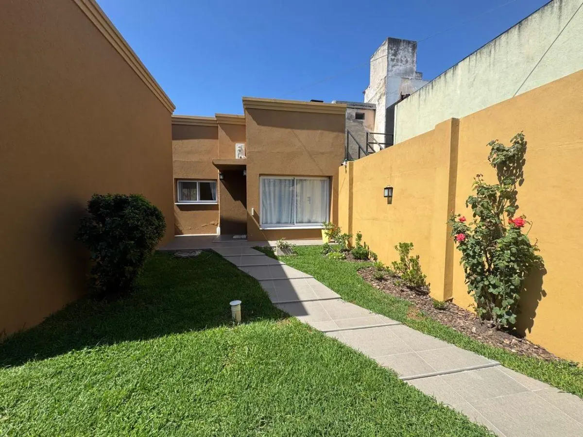 Venta casa con 3 dormitorios, quincho y pileta en Bario Vicente López, Pilar 5