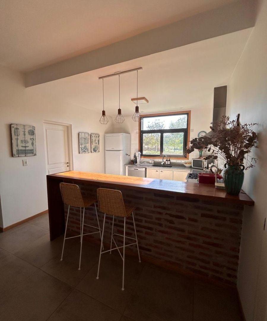 Foto de Venta casa en Manzanares con amplio lote, quincho, galería y pileta, imagen 1