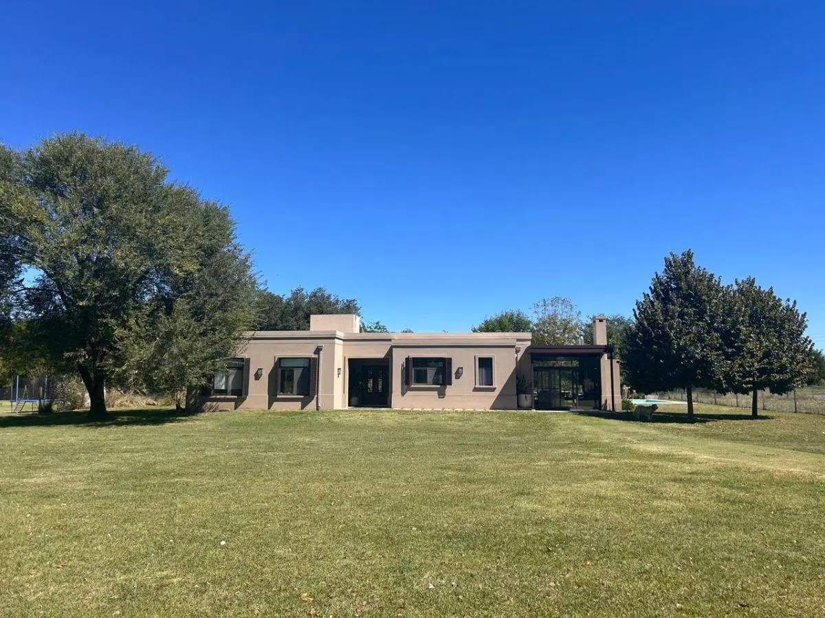 Venta casa en Manzanares con amplio lote, quincho, galería y pileta 4
