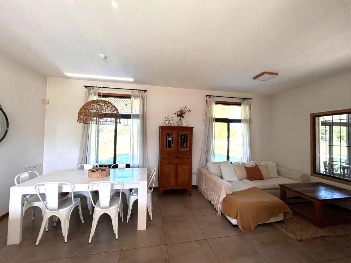 Venta casa en Manzanares con amplio lote, quincho, galería y pileta 2