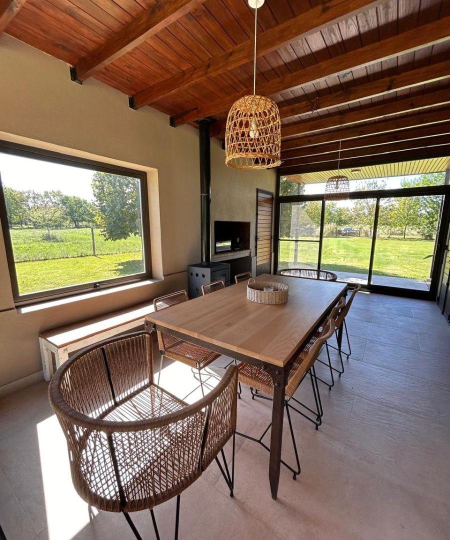 Venta casa en Manzanares con amplio lote, quincho, galería y pileta