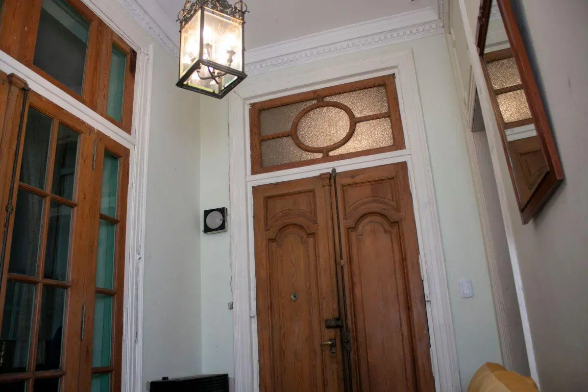 Semipiso de Época 4 Ambientes Frente a Av. 9 de Julio – Vista Abierta al Mural de Messi EN VENTA! 4