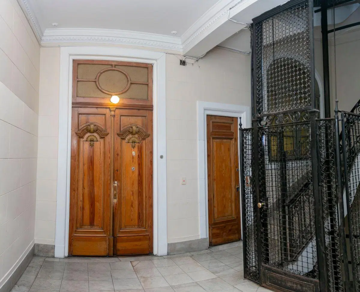 Semipiso de Época 4 Ambientes Frente a Av. 9 de Julio – Vista Abierta al Mural de Messi EN VENTA! 1