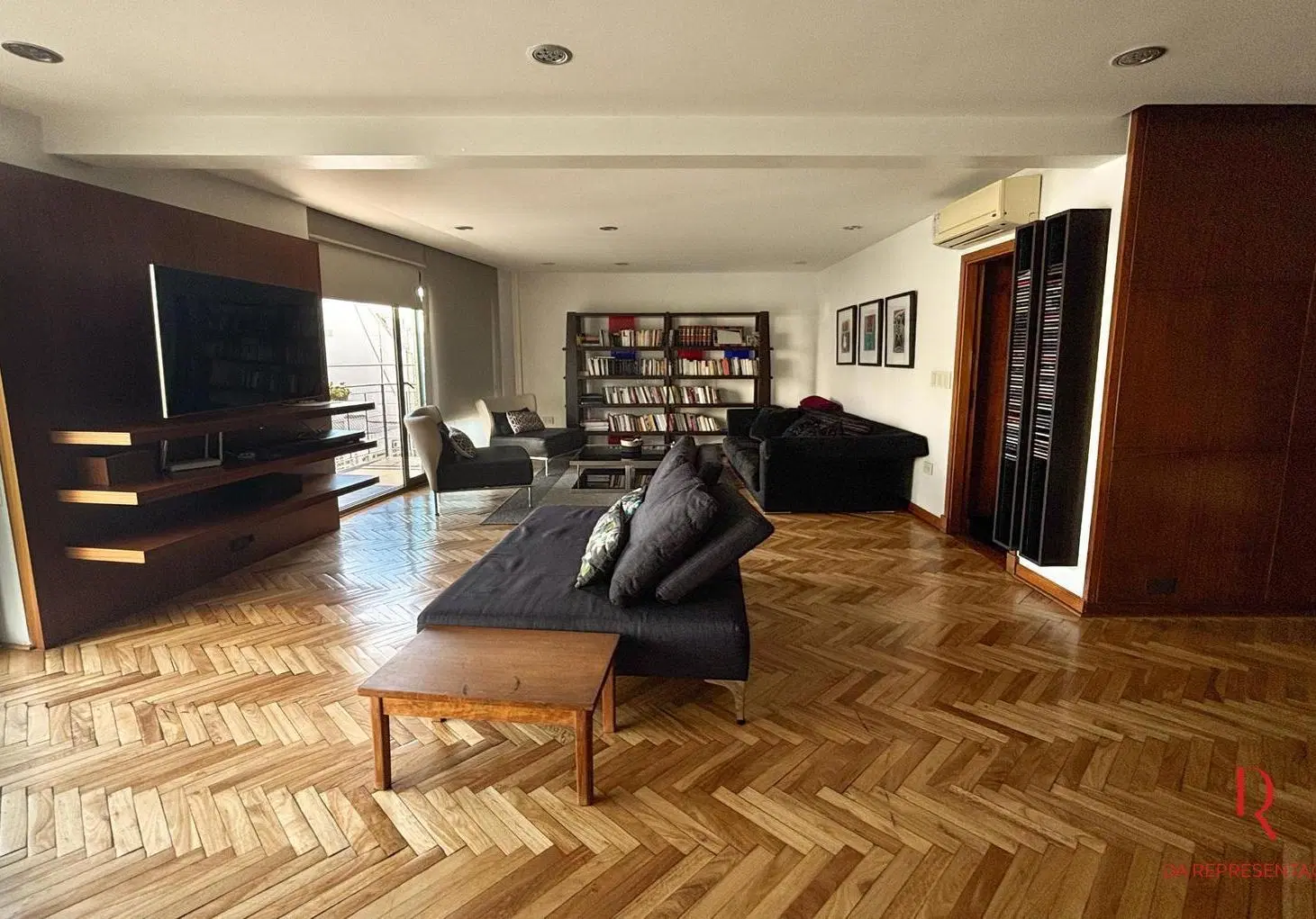 Piso alto en Recoleta con balcón corrido, cochera y seguridad 24 hs 3