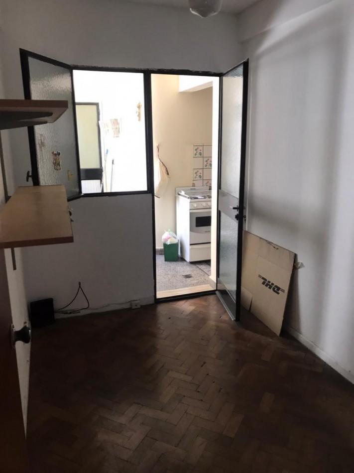 Rawson 200. Departamento 3 Ambientes con Dependencia de Servicio. 1