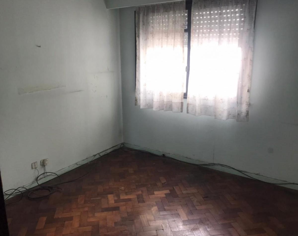 Rawson 200. Departamento 3 Ambientes con Dependencia de Servicio. 4