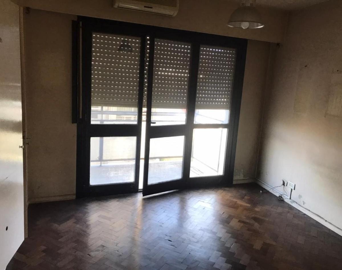 Rawson 200. Departamento 3 Ambientes con Dependencia de Servicio. 3