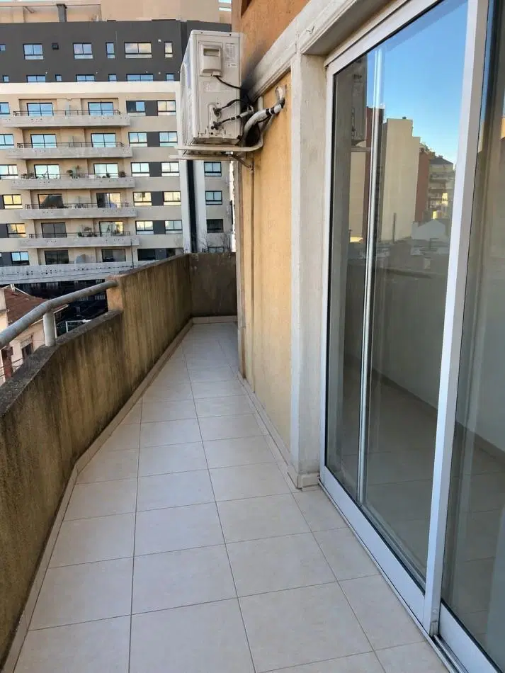 Carballido 6300. Departamento 2 ambientes al frente. 5