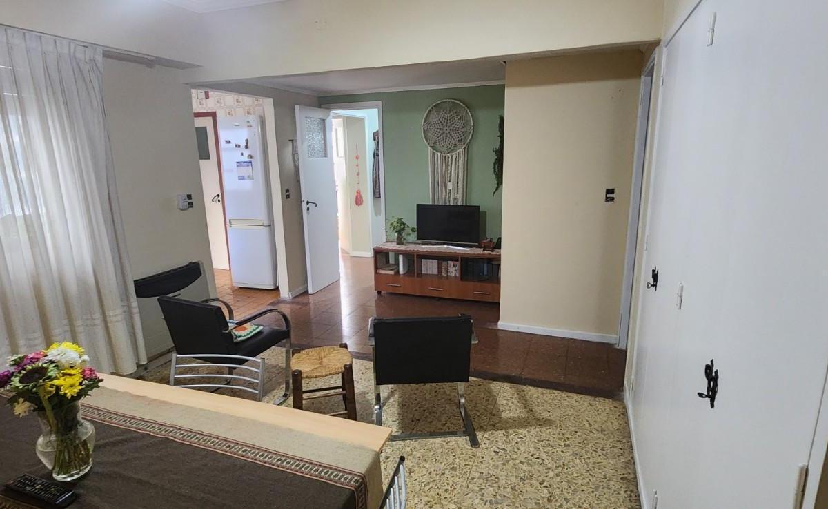Bajas Expensas - Amplio en 1°piso X Escalera. 4/5 Ambientes.143 m². 2 Balcones 4