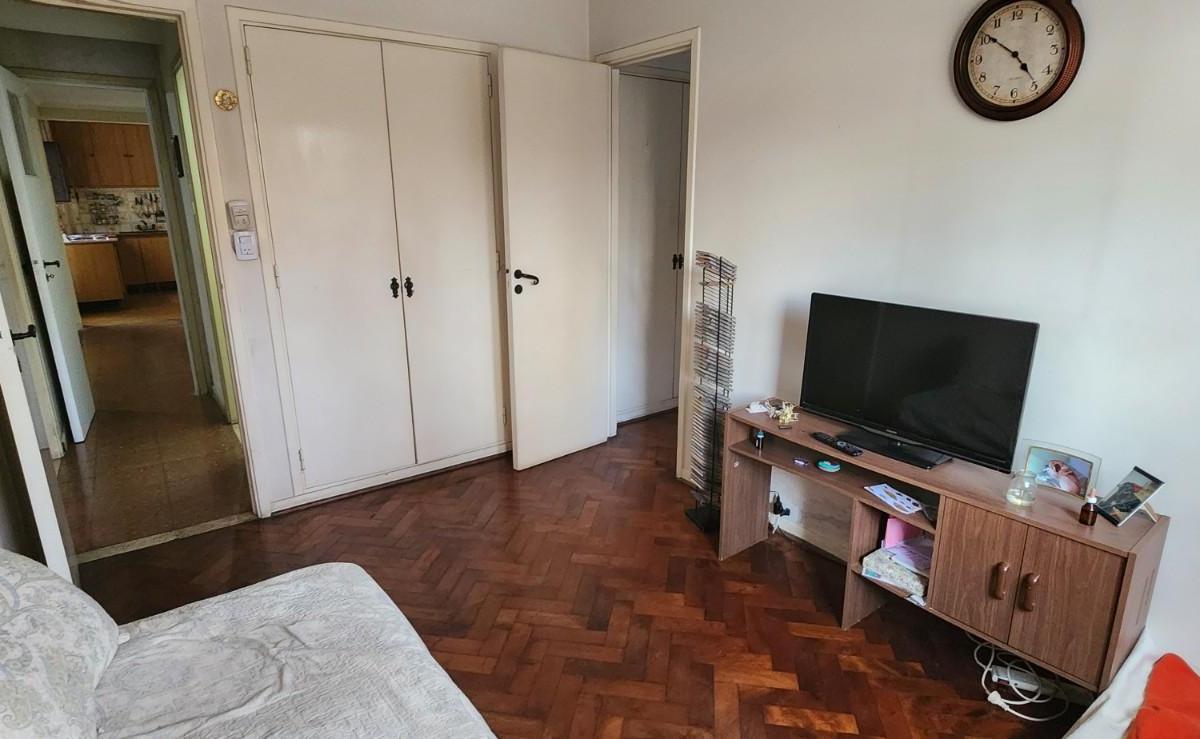 Bajas Expensas - Amplio en 1°piso X Escalera. 4/5 Ambientes.143 m². 2 Balcones 5