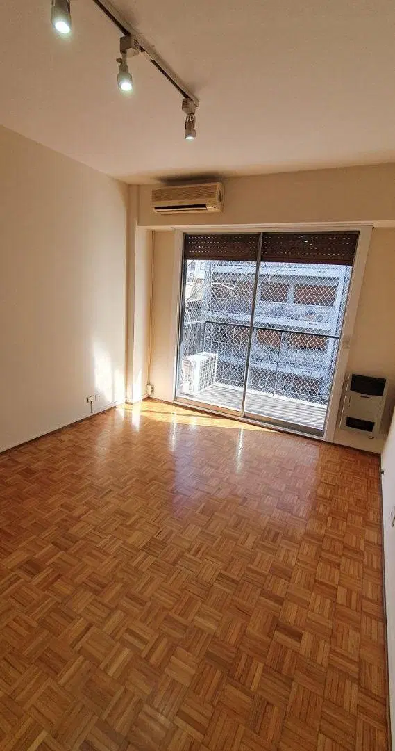 Retasado ! Venta Departamento 3 Ambientes. Caballito. Balcón. Baño Reciclado. Lavadero. Luz. 4