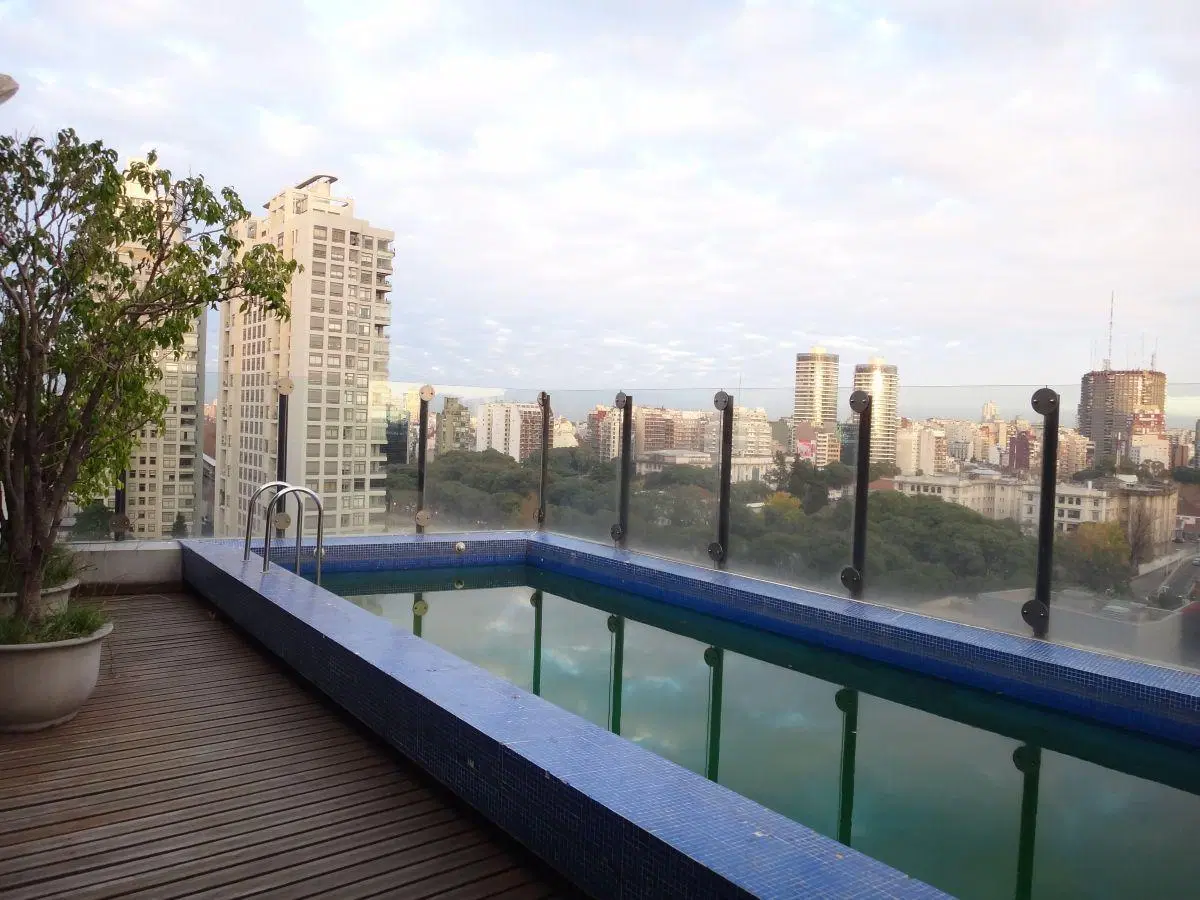 Amplio y Luminoso. En Piso Alto. Balcón con Vista, Piscina,GYM, Laundry,Sauna. 1