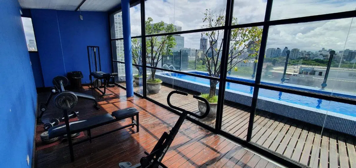 Amplio y Luminoso. En Piso Alto. Balcón con Vista, Piscina,GYM, Laundry,Sauna. 4