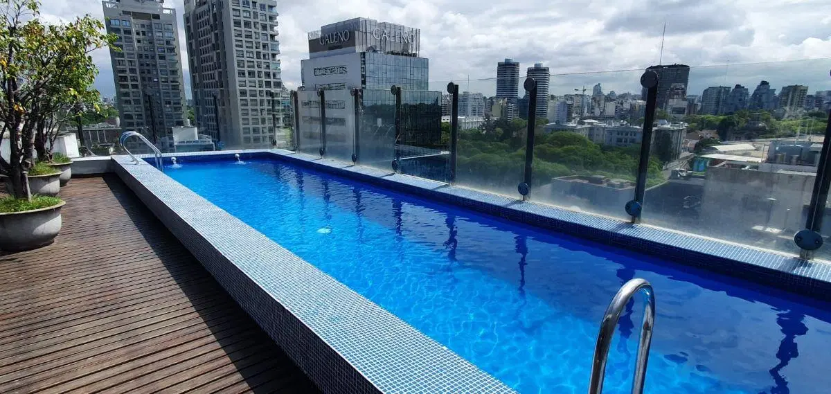 Amplio y Luminoso. En Piso Alto. Balcón con Vista, Piscina,GYM, Laundry,Sauna. 5