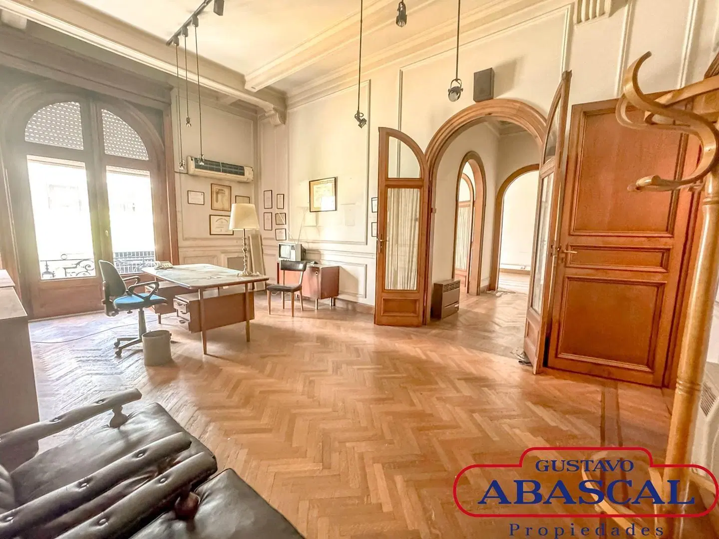 Señorial Oficina en Venta en Recoleta 7 amplios despachos 2