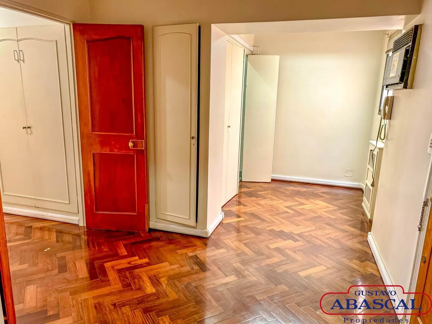 OPORTUNIDAD! Oficina reciclada en venta en el centro! Apta vivienda y alquiler temporarios. 5