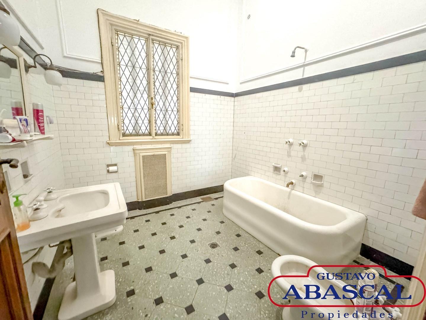 Espectatular Departamento en Venta en Recoleta! Piso entero de 4 dormitorios con terraza propia