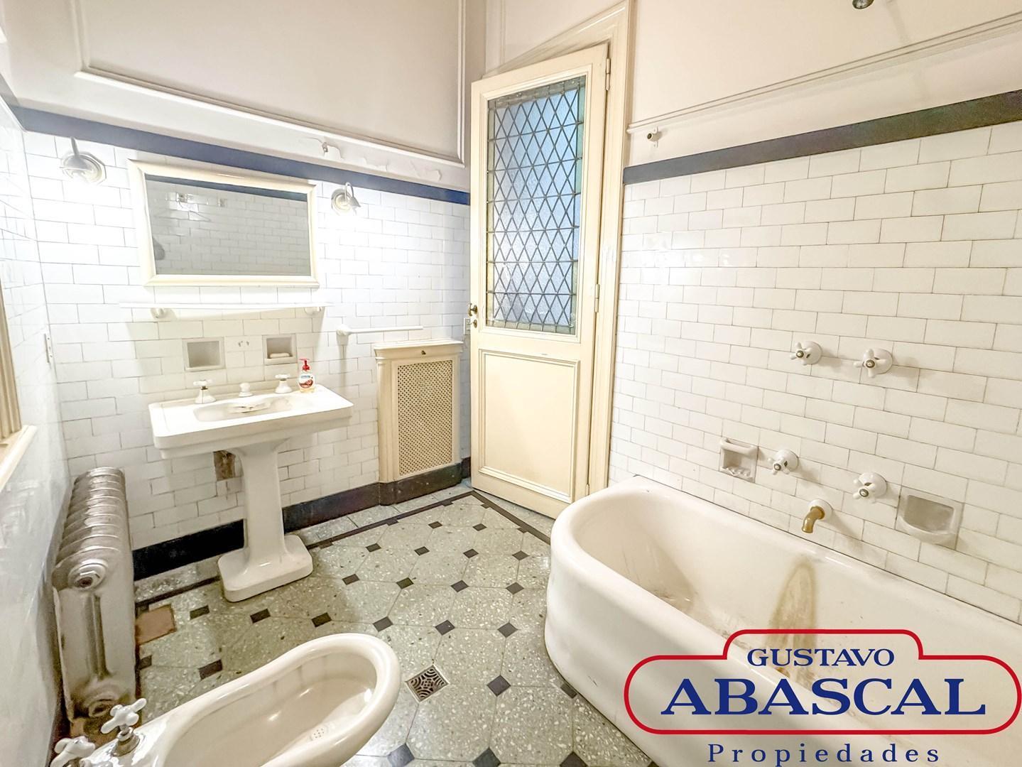 Espectatular Departamento en Venta en Recoleta! Piso entero de 4 dormitorios con terraza propia