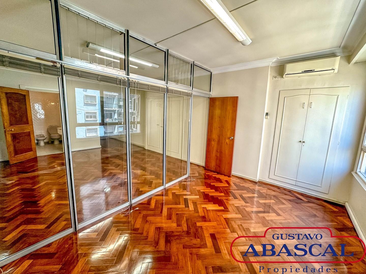 OPORTUNIDAD! Oficina reciclada en venta en el centro! Apta vivienda y alquiler temporarios.