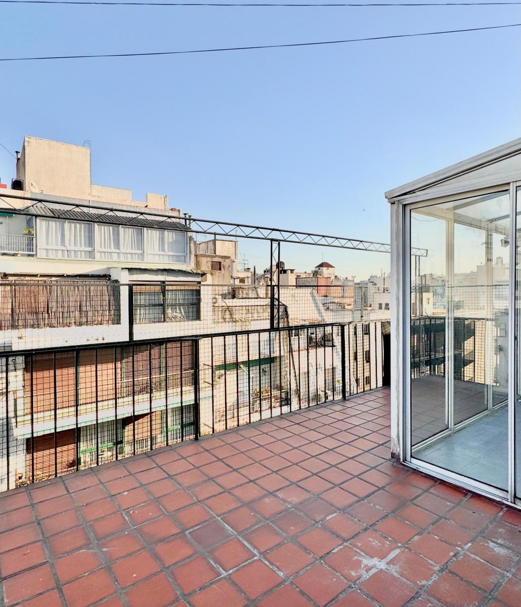 Venta Semipiso al frente 2 dormitorios TERRAZA 20m Arenales 1200