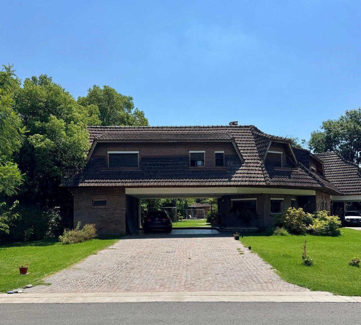 Casa Lote 1830 m² 4 Dormitorios en Venta en Olivos Golf Nogués