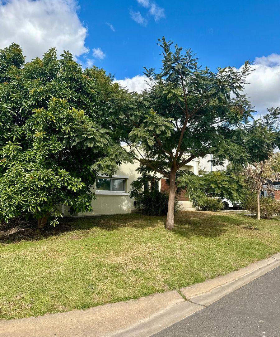 Venta Hermosa Casa 3 dormitorios Barrio Santa Guadalupe Pilar del Este.