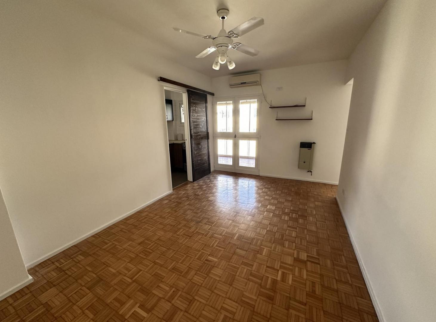Foto de Departamento de 2 ambientes con balcón en Alquiler en Parque Rivadavia, imagen 2
