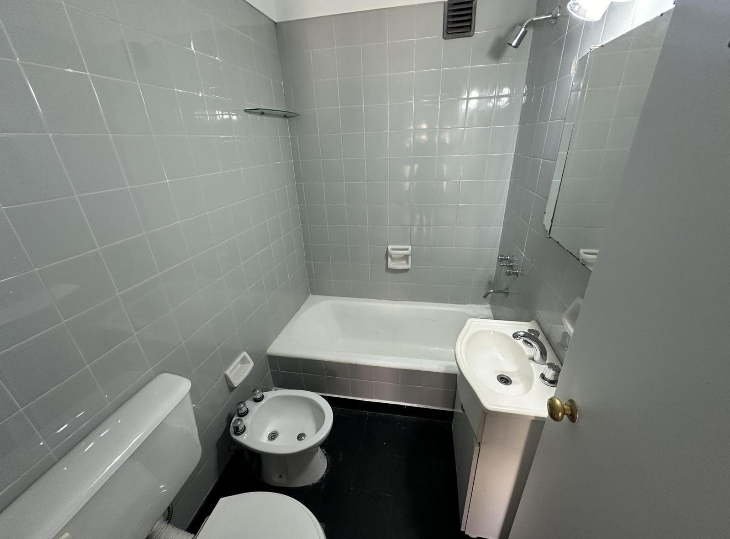 Foto de Departamento de 2 ambientes con balcón en Alquiler en Parque Rivadavia, imagen 4