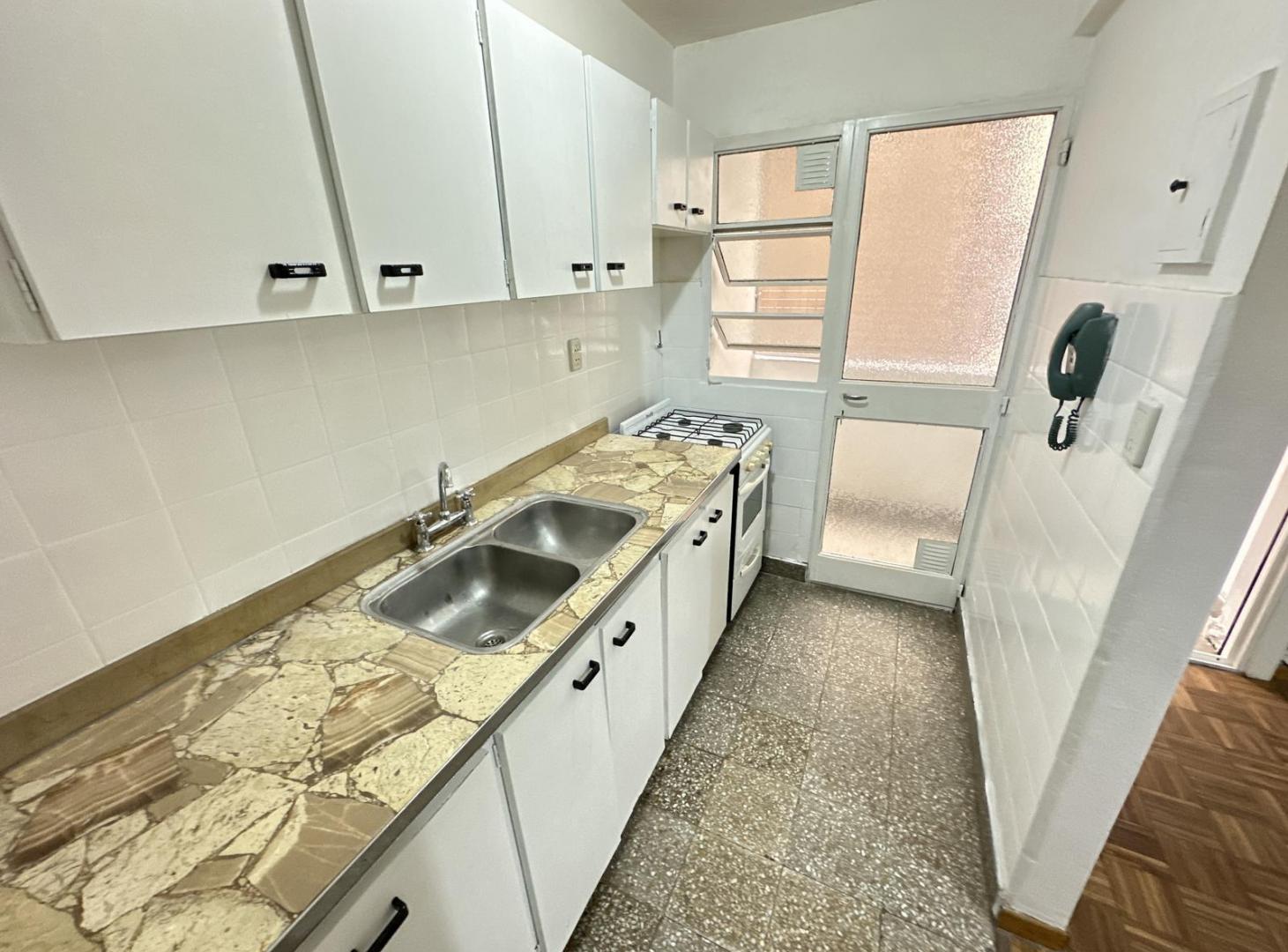 Foto de Yatay al 0 Departamento de 2 ambientes con balcón interno en Alquiler, imagen 3