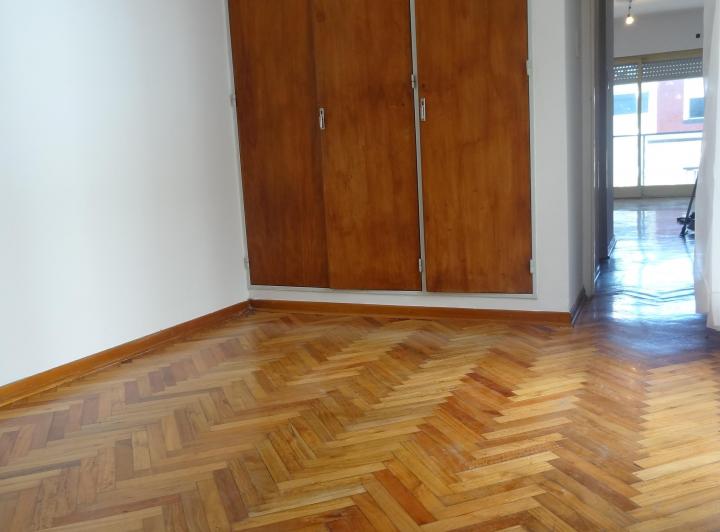 Excel Depto  de 2 amb, al frente, muy lum con balcon . 4