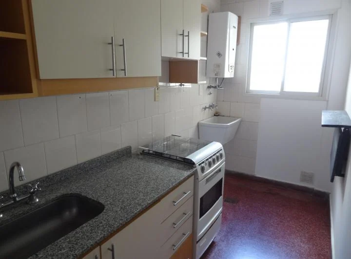 Excel Depto  de 2 amb, al frente, muy lum con balcon . 5