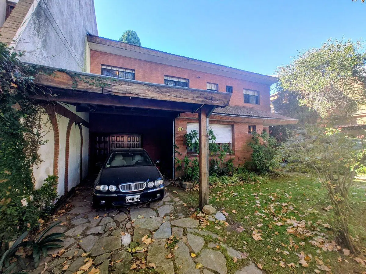 En venta casa de 6 Ambientes en Olivos | Lote 363 m2 | Jardín, Playroom y Garage para 3 Autos 2