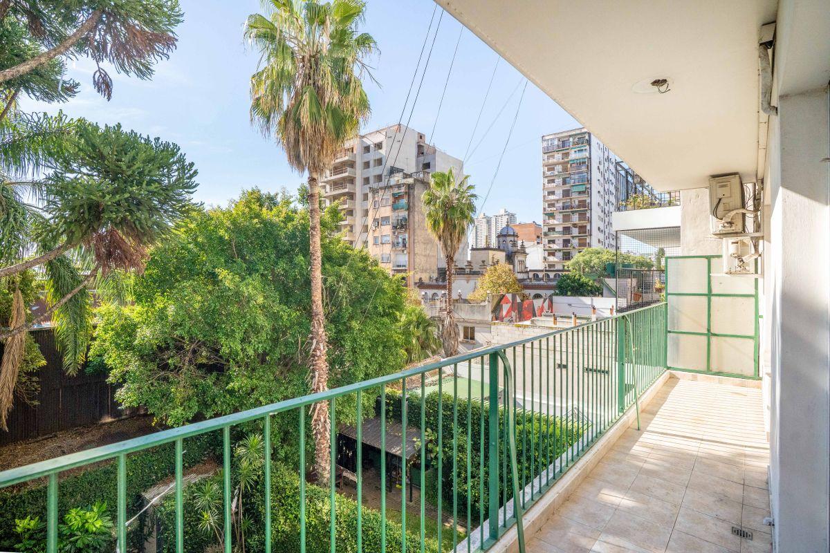 Venta de Departamento de 4 Ambientes con Balcón Corrido en Caballito