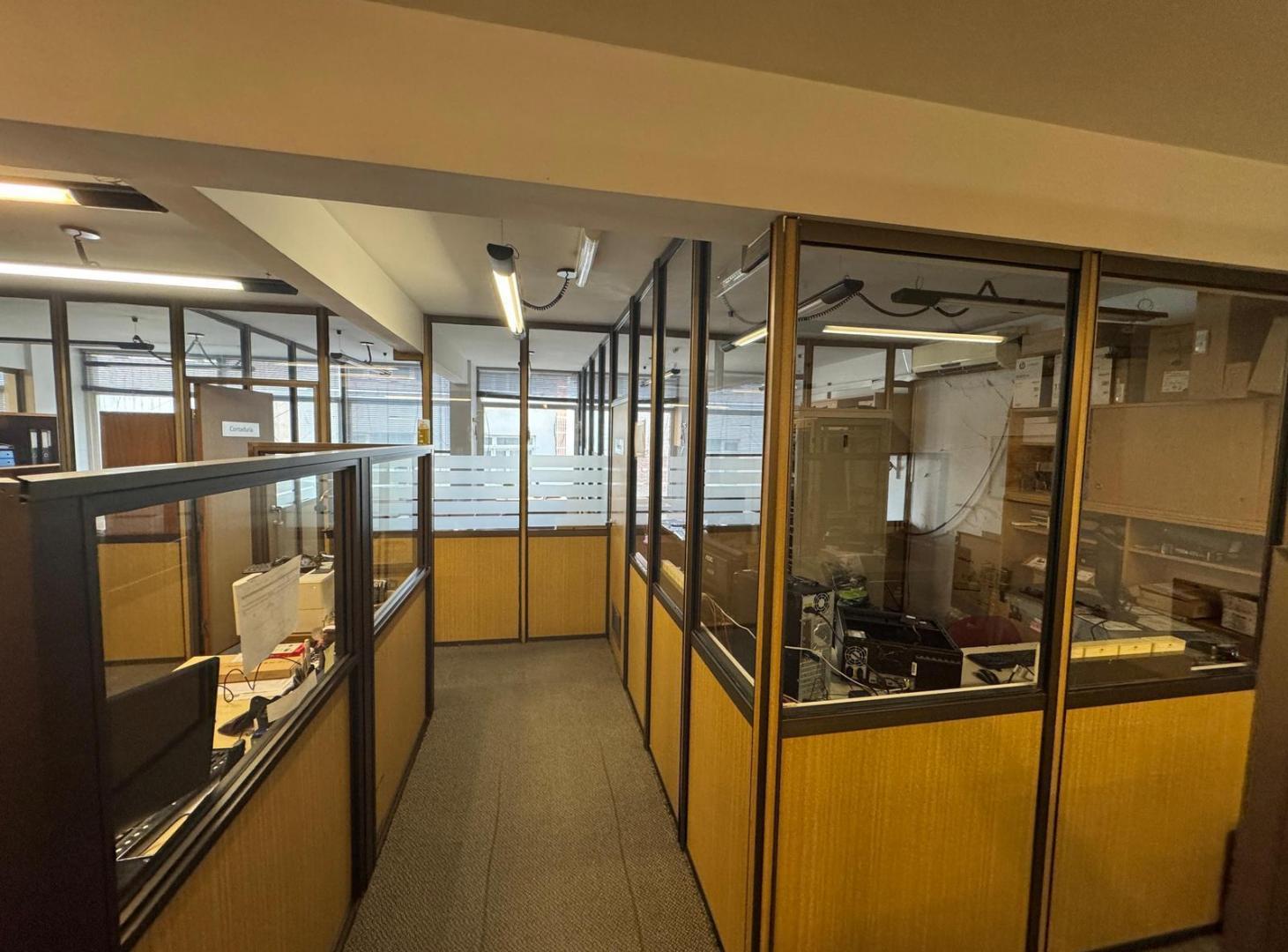 Oficina de 300 m² con 2 cocheras a la venta en Microcentro
