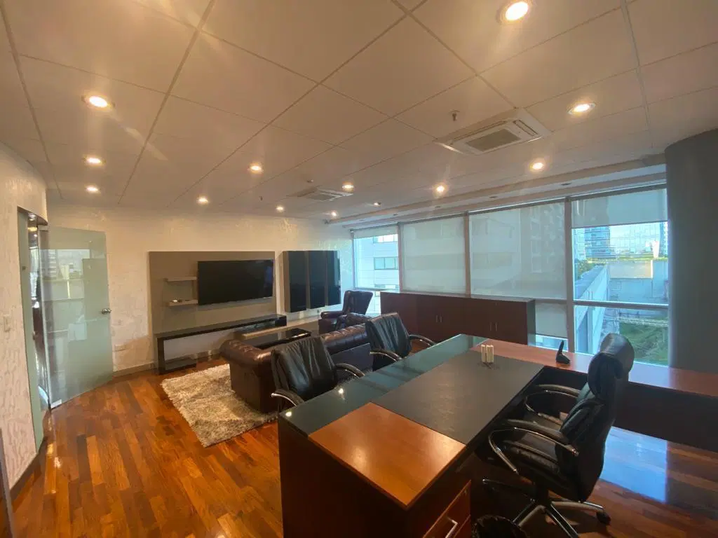 Oficina  WTC 2 cocheras Amoblada- Puerto Madero 3