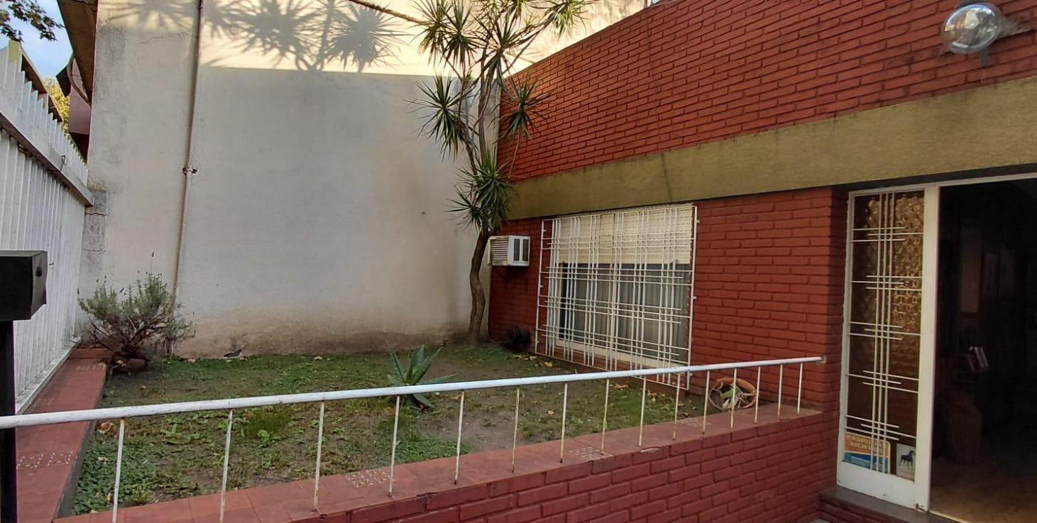 Foto de Excelente casa con jardín en Liniers, imagen 1