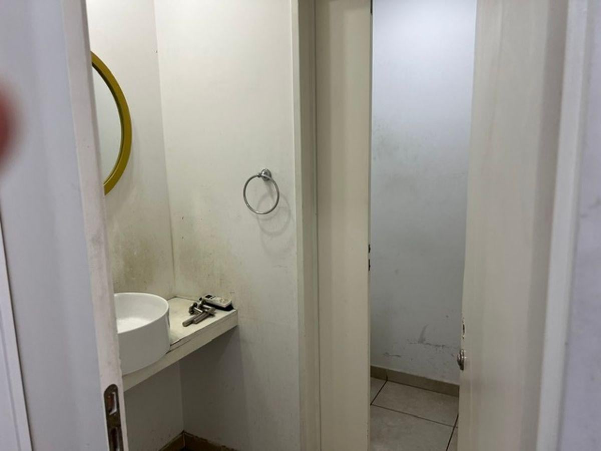 Foto de LOCAL EN ALQUILER SOBRE AVDA. RIVADAVIA AL 4000, imagen 2