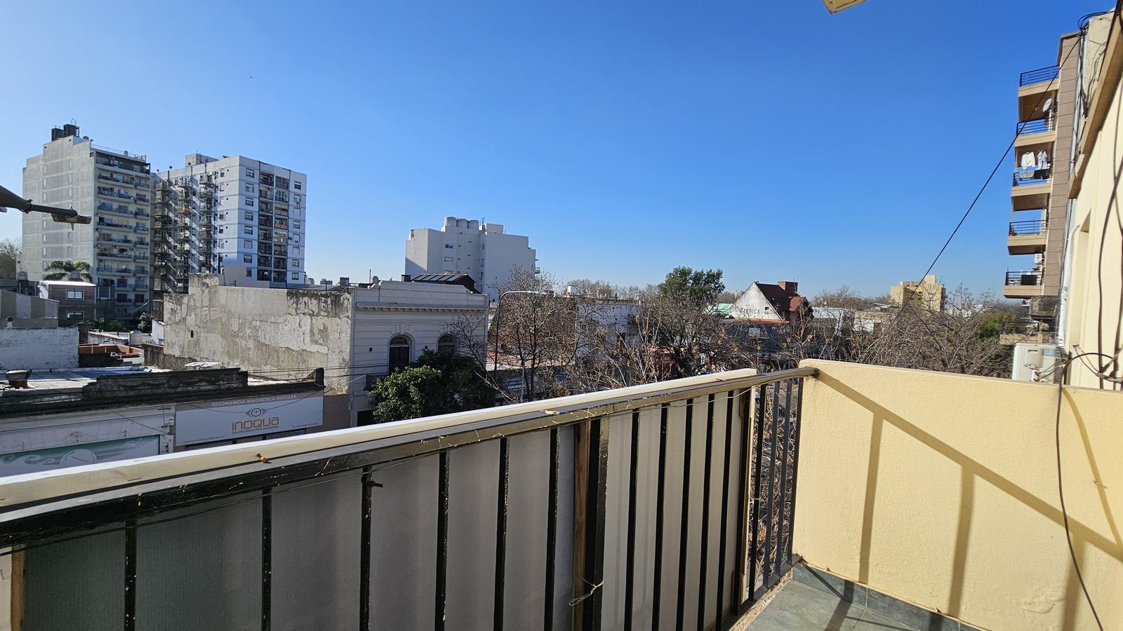 Departamento de 3 ambientes con balcon al frente - P.Avellaneda