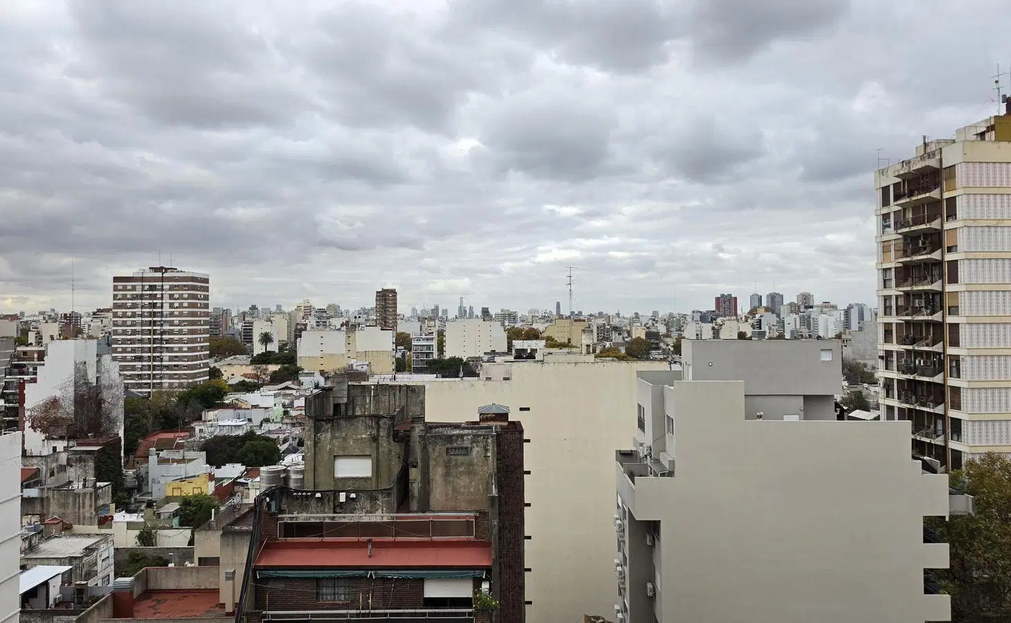 Departamento 2 ambientes con balcón y cochera fija cubierta - Vista panorámica 3
