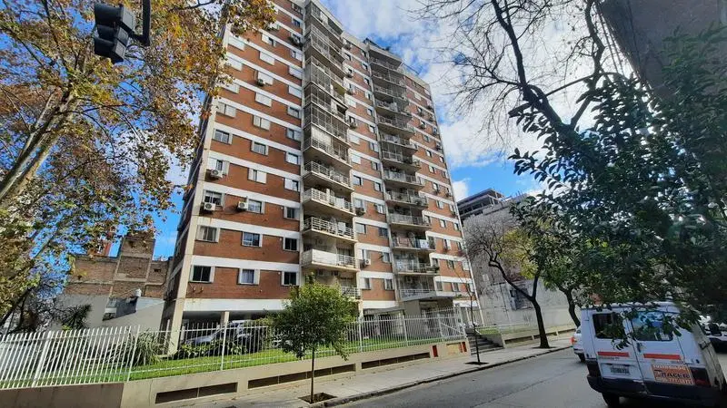 Departamento 2 ambientes con balcón y cochera fija cubierta - Vista panorámica 4