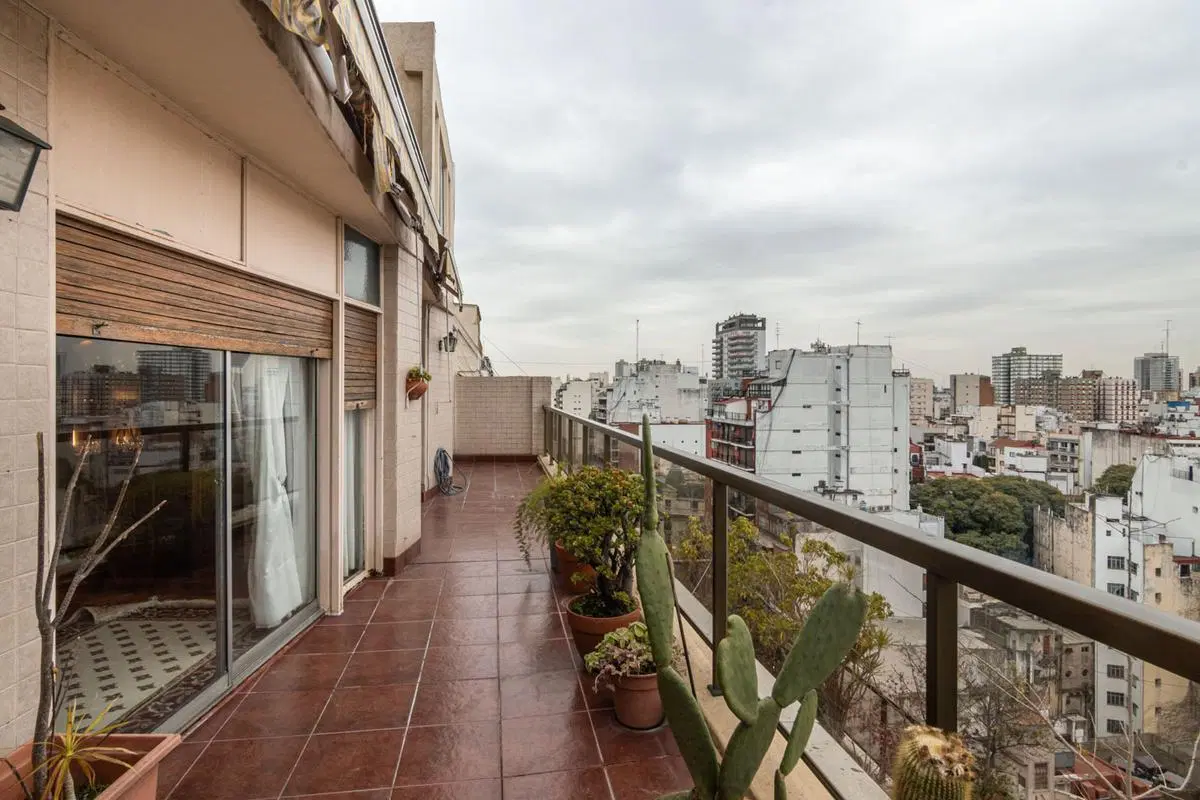 Rivadavia 4500  Departamento de 5 ambientes con 2 deps y balcón terraza  Caballito 4