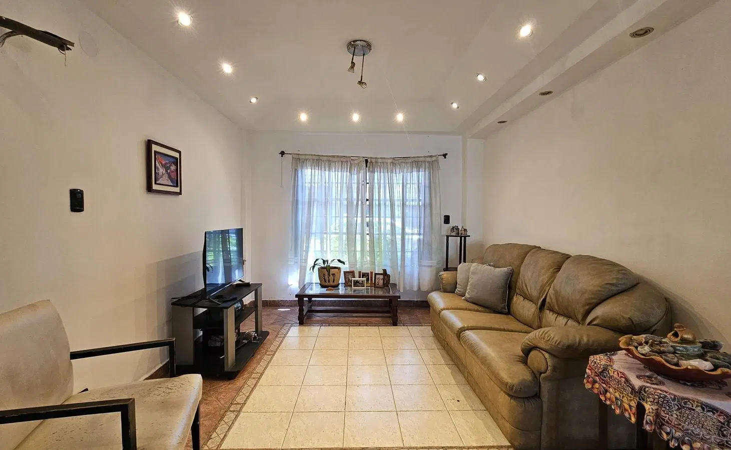 Casa de 4 dormitorios, dependencia, playroom, jardin y piscina 5