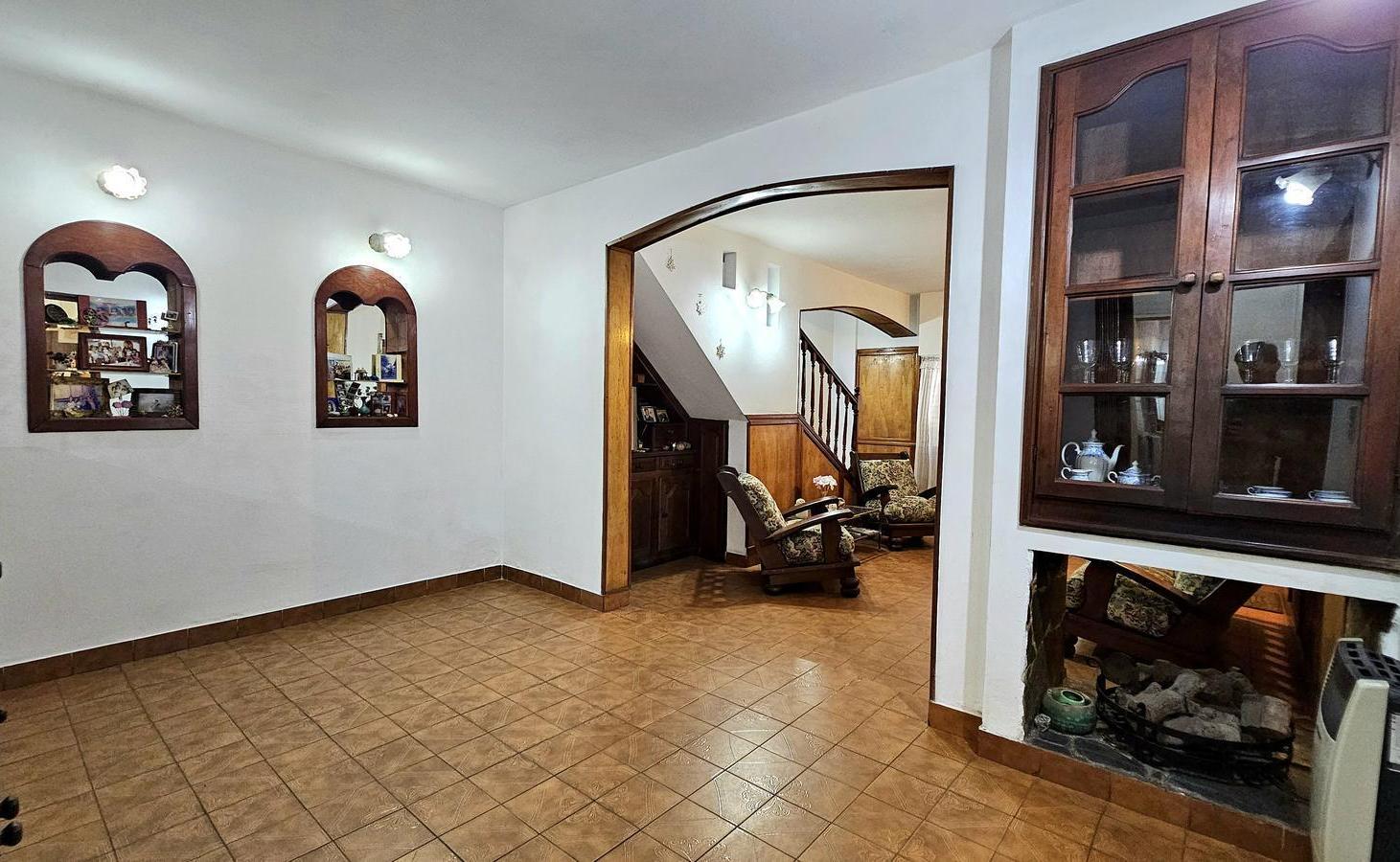 Foto de Pasaje Arquímedes 2300 - Pompeya - Casa de 5 ambientes con garage, imagen 2