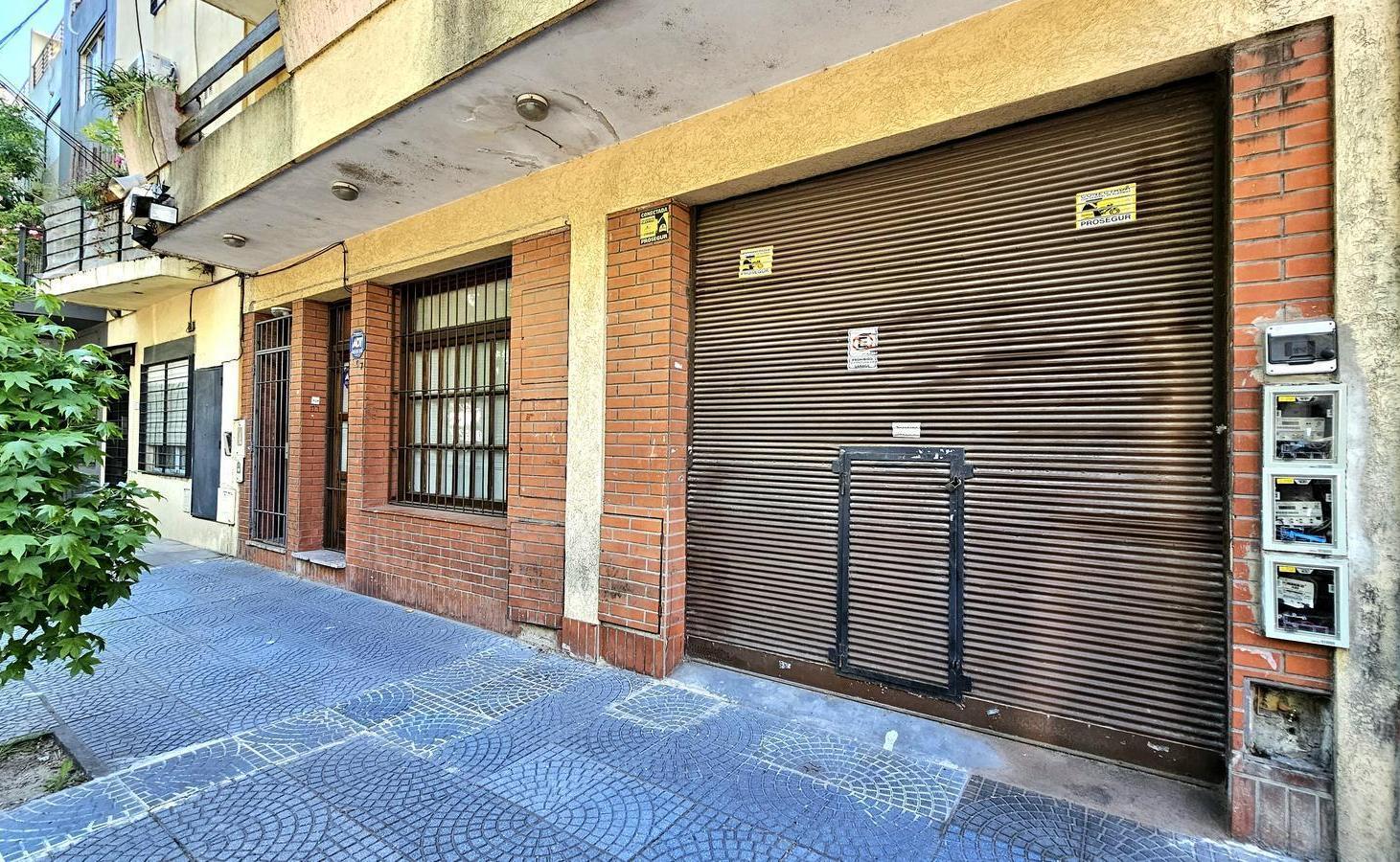 Foto de Salcedo al 3200 - Casa en block con dos departamentos garage y local, imagen 3