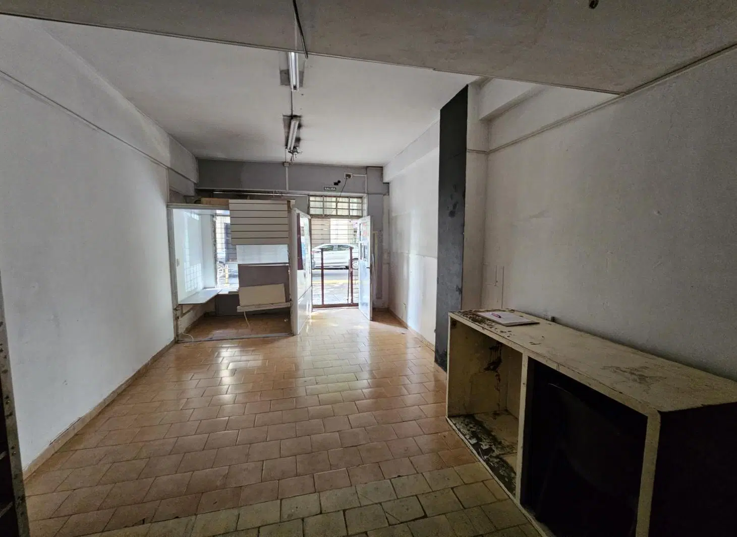 Alquiler - Local Comercial a la calle , a mts de la esquina - 3