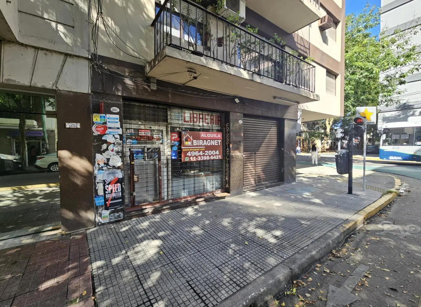 Alquiler - Local Comercial a la calle , a mts de la esquina - 2