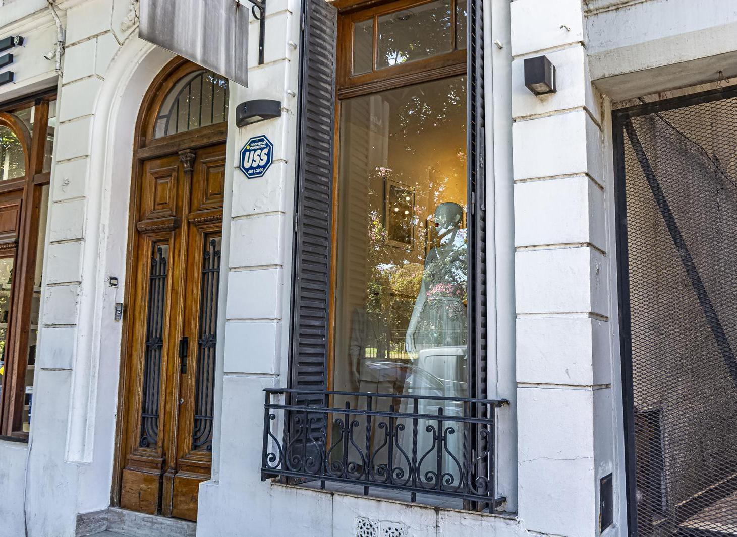 PH de estilo,  LOCAL ,frente plaza , con terraza - No apto Gastronomia