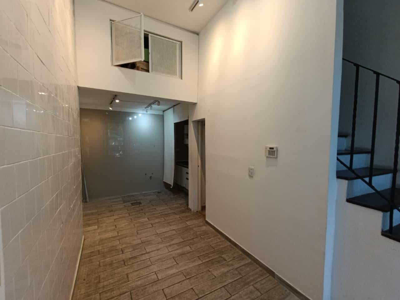 Foto de PH de estilo, LOCAL ,frente plaza , con terraza - No apto Gastronomia, imagen 1